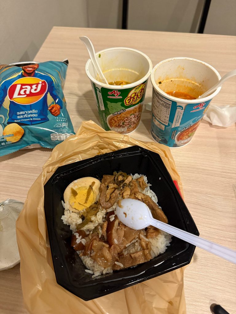 チェンマイのセブンイレブンで購入したお弁当とカップラーメン