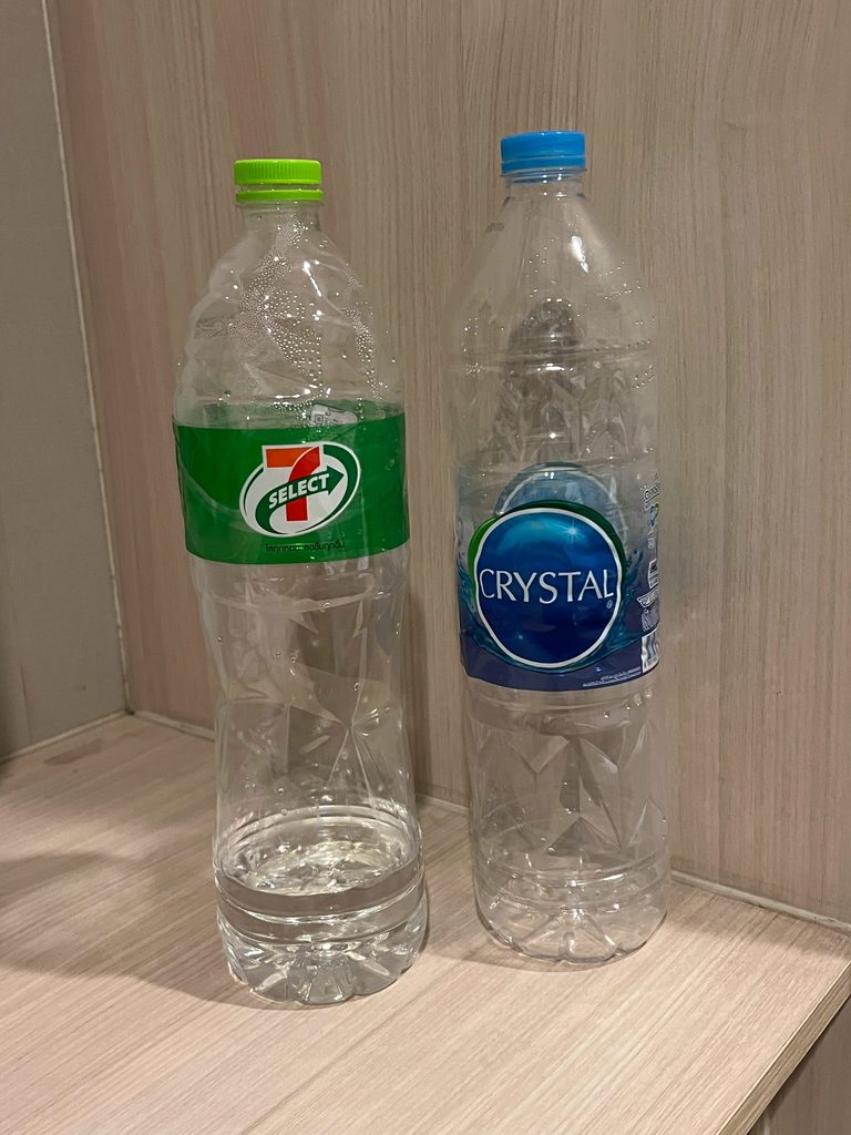 セブンイレブンブランドの水とクリスタルブランドのミネラルウォーター
