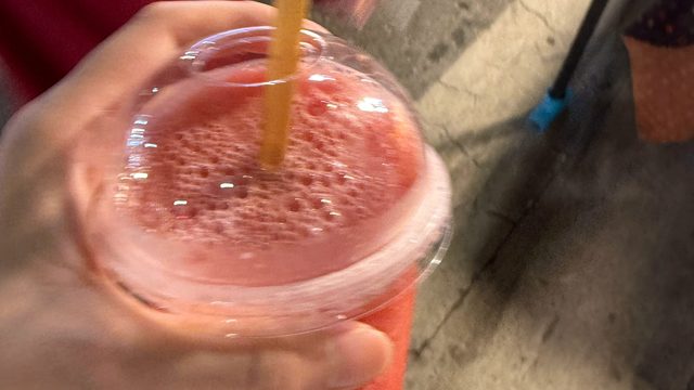 タイの屋台で購入したできたてのスイカスムージー