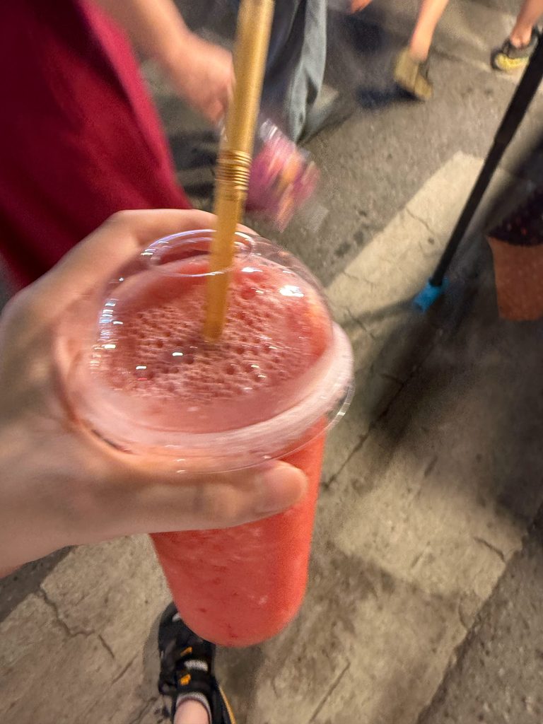 タイの屋台で購入したできたてのスイカスムージー
